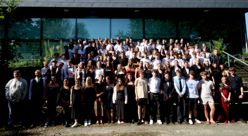 Der zehnte Jahrgang der Felix-Fechenbach-Gesamtschule hat sich zum Foto aufgestellt. Foto: Thomas Dohna