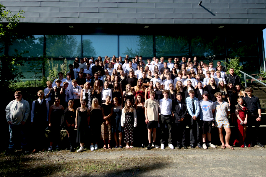 Der zehnte Jahrgang der Felix-Fechenbach-Gesamtschule hat sich zum Foto aufgestellt. Foto: Thomas Dohna