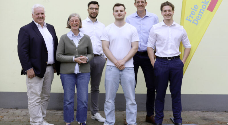 Hermann Graf von der Schulenburg und Marie Luise Asemissen ziehen sich aus der ersten Reihe der liberalen Kommunalpolitik zurück. Es rücken (von links) Rouven Diekmann, Nils Geigl, Hans Christian Asemissen und Fynn Poier nach. Foto: FDP