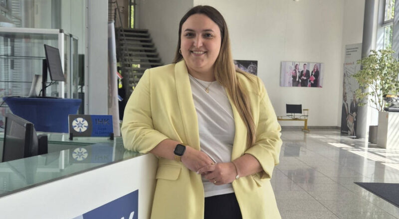 Sarina Scholz von der IHK Lippe zu Detmold betreut die Hotline für Ausbildungsplätze. Foto: IHK Lippe