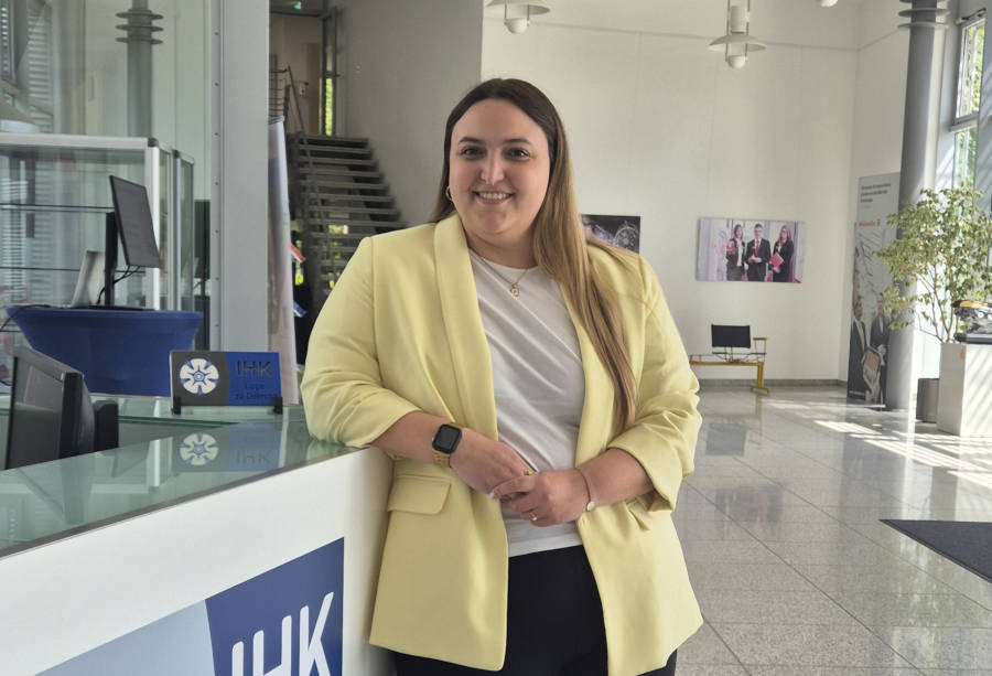 Sarina Scholz von der IHK Lippe zu Detmold betreut die Hotline für Ausbildungsplätze. Foto: IHK Lippe