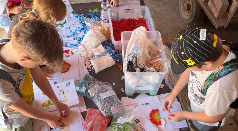 Kreativ MINT erleben: Die Kunststoffbausteine wurden mit einer echten Spritzgussmaschine vor Ort produziert und begeisterten die Kinder beim großen MINTmachen 2025. Foto: Privat