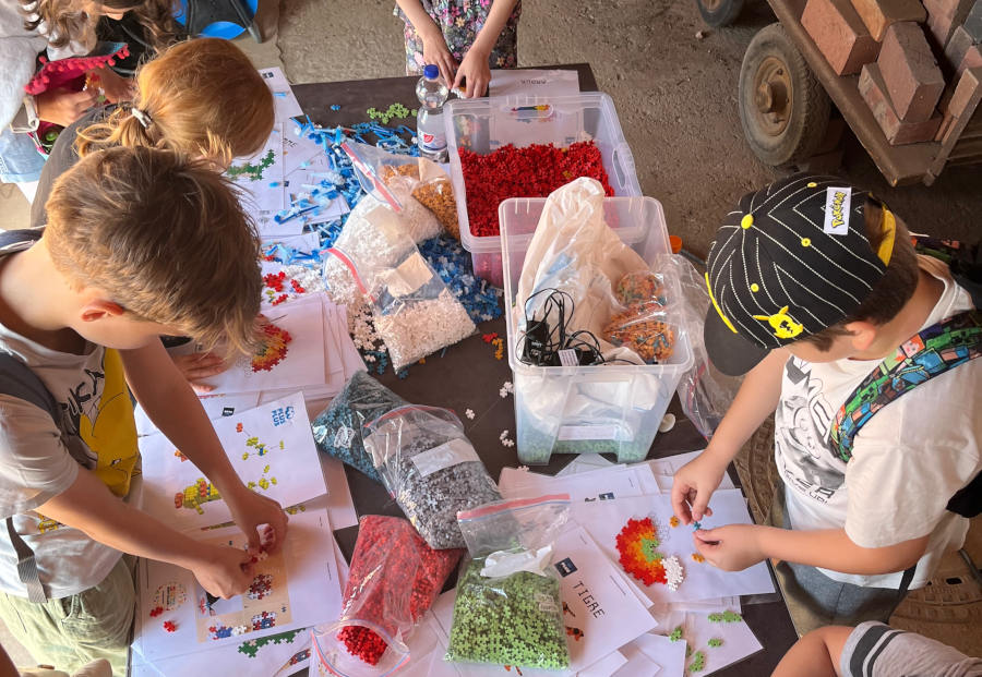 Kreativ MINT erleben: Die Kunststoffbausteine wurden mit einer echten Spritzgussmaschine vor Ort produziert und begeisterten die Kinder beim großen MINTmachen 2025. Foto: Privat