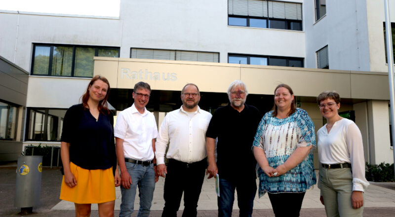 Susann Gottwald (links) rahmt mit Andreas Puchert (dritter von links, beide Sprecher des grünen Ortsverbandes) Bürgermeister Martin Hoffmann (SPD) ein. Jürgen Hachmeister, Christiane Frevert und Annkathrin Sonntag kandidieren für den Leopoldshöher Gemeinderat. Foto: Thomas Dohna