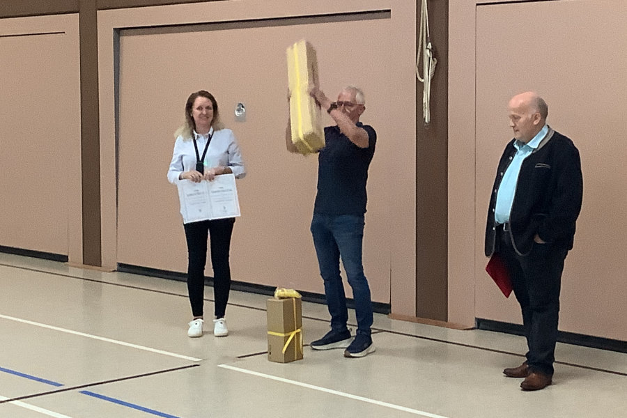 Jörg Amelung (Mitte) und Andreas Brinkmann hatten Geschenke für die Grundschule Asemissen mitgebracht. Besonders viele Schülerinnen und Schüler hatten das Deutsche Sportabzeichen abgelegt. Foto: Grundschule Asemissen