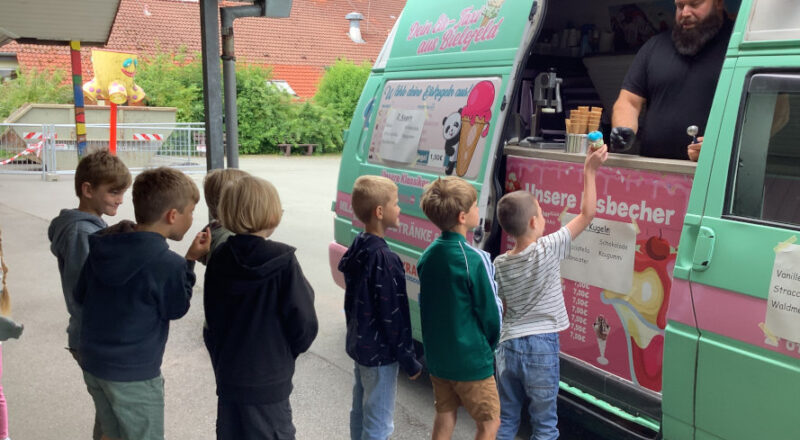 Der Förderverein der Grundschule Asemissen hatte zum Abschluss des Schuljahres einen Eiswagen bestellt. Foto: Grundschule Asemissen