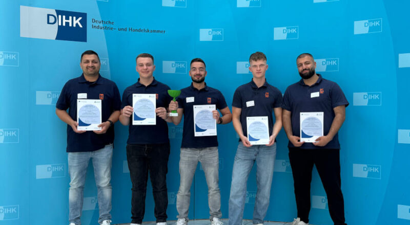 Freuen sich über den Sonderpreis Energie und Klima (von links): Rudi Wiebe, Louis Arent, Agon Zeqiraj, Timo Stupar und Bewar Yumusak, Energie-Scouts bei der Häfner & Krullmann GmbH. Foto: Häfner & Krullmann GmbH