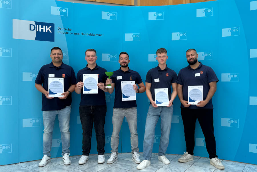 Freuen sich über den Sonderpreis Energie und Klima (von links): Rudi Wiebe, Louis Arent, Agon Zeqiraj, Timo Stupar und Bewar Yumusak, Energie-Scouts bei der Häfner & Krullmann GmbH. Foto: Häfner & Krullmann GmbH