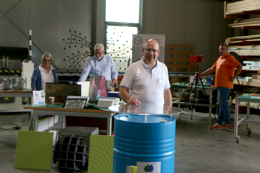 HumanTec hat zu einer Hausmesse geladen. Geschäftsführer Jörg Wintzer steht an einem Ölfass, denn der technische Großhandel vertreibt unter anderem Spezialschmierstoffe. Foto: Thomas Dohna