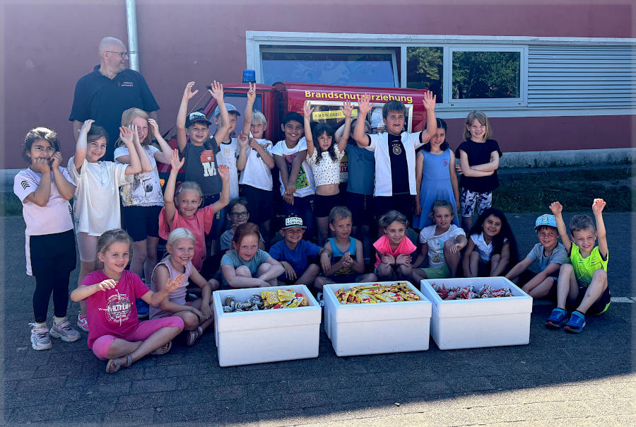 Nach dem Sponsorenlauf freuen sich die Kinder über das gespendete Eis. Foto. Grundschule Nord
