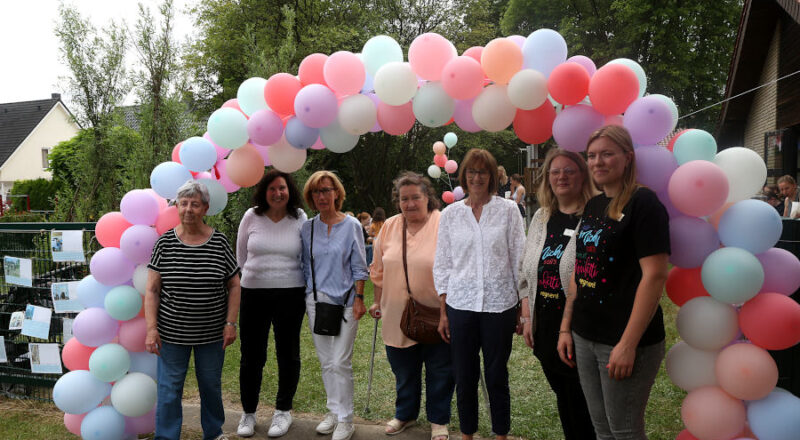 Regina Schwentker, Mitarbeiterin der ersten Stunde, Angelika Teßnow, 24 Jahre in der Arche tätig, fünf davon als Leiterin, Ilona Jülicher, 45 Jahre bei der Arche und von 1992 bis 2018 Leiterin, Susanne Babet von 1993 bis 2012 Erzieherin in der Arche, Heidrun Wemhöner, 43 Jahre in der Arche, davon fünf Jahre als Leiterin, Jessica Frormann, derzeitige stellvertretende Leiterin und Anika Kerker, seit 2023 Leiterin der Arche feiern gemeinsam den 50sten Geburtstag der Kita. Foto: Edeltraud Dombert