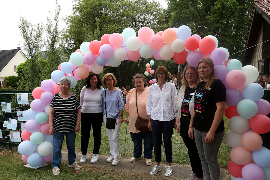Regina Schwentker, Mitarbeiterin der ersten Stunde, Angelika Teßnow, 24 Jahre in der Arche tätig, fünf davon als Leiterin, Ilona Jülicher, 45 Jahre bei der Arche und von 1992 bis 2018 Leiterin, Susanne Babet von 1993 bis 2012 Erzieherin in der Arche, Heidrun Wemhöner, 43 Jahre in der Arche, davon fünf Jahre als Leiterin, Jessica Frormann, derzeitige stellvertretende Leiterin und Anika Kerker, seit 2023 Leiterin der Arche feiern gemeinsam den 50sten Geburtstag der Kita. Foto: Edeltraud Dombert