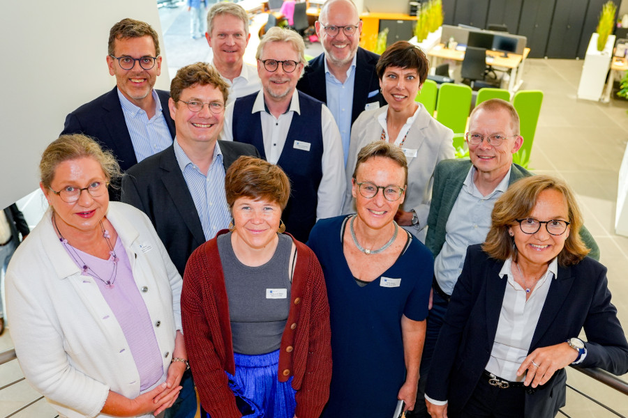 Vortragende und Organisatoren der IHK-Veranstaltung „Zukunft Beschäftigtenwohnen“: Nicola Müller, Referentin im Referat Sozialer Wohnungsbau und Wohnungsgenossenschaften im Bundesministerium für Wohnen, Stadt-entwicklung und Bauwesen, Sascha Golnik, Geschäftsführer Aufbaugemein-schaft Espelkamp GmbH, Arnt von Bodelschwingh, Geschäftsführer Regio-Kontext GmbH, Denis Rauhut, Geschäftsführer Möller Real Estate GmbH, Anna-Luise Götze, Projektreferentin Zukunft Beschäftigtenwohnen in der DIHK Service GmbH, Thomas Lammering, Technischer Beigeordneter der Stadt Detmold, Michael Kirchner, Geschäftsführender Gesellschafter der Kirchner Gruppe, Sofie Geisel, Geschäftsführerin der DIHK Service GmbH und Mitglied der Hauptgeschäftsführung DIHK, Jenny Krumov, Referentin für Pla-nung und Verkehr in der IHK Lippe zu Detmold, Andreas Henkel, stellvertre-tender Hauptgeschäftsführer der IHK Lippe zu Detmold und Petra Pigerl-Radtke, Hauptgeschäftsführerin der IHK Ostwestfalen zu Bielefeld (von links). Foto: IHK/Heiko Stoll