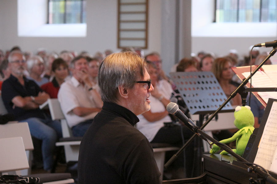 Dirk Martin begleitete seinen Chor auf dem Keyboard und übernahm auch zwei Solopartien. Foto: Thomas Dohna