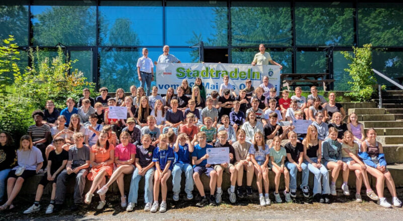 Bürgermeister Martin Hoffmann ehrte die Siegerklassen der Grundschule Asemissen und der Felix-Fechenbach-Gesamtschule. Foto: Gemeinde Leopoldshöhe