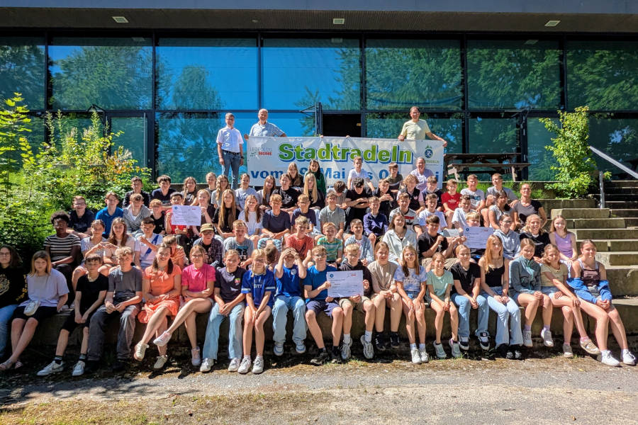 Bürgermeister Martin Hoffmann ehrte die Siegerklassen der Grundschule Asemissen und der Felix-Fechenbach-Gesamtschule. Foto: Gemeinde Leopoldshöhe