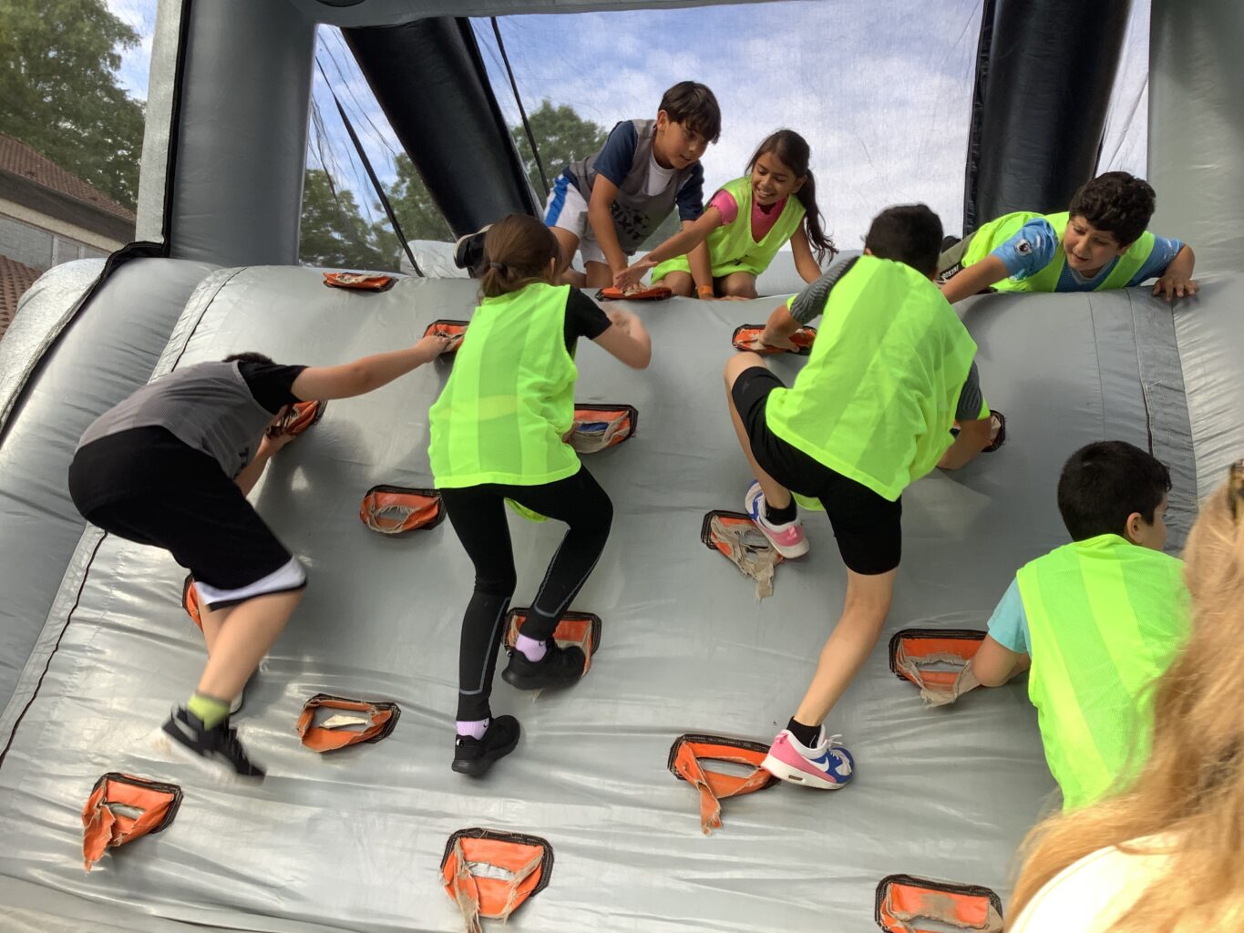 Mit Hilfe überwinden die Kinder eine Kletterwand. Foto: Grundschule Asemissen