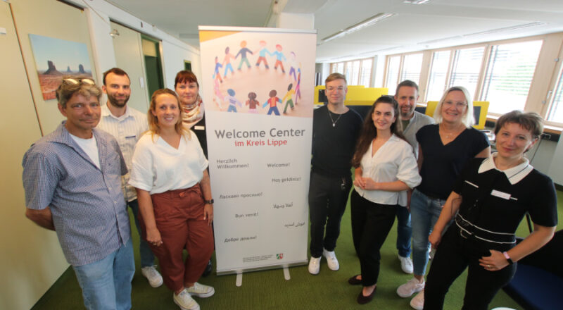 Manfred Neumann (Jobcenter, von links), Denis Koop (Netzwerk Lippe), Jessica Keitel (Kommunales Integrationsmanagement Kreis Lippe), Ronja Flachmeyer (Arbeitsagentur), Silas Willems (Ausländerbehörde Kreis Lippe), Leyla Genz (Case Management, Kommunales Integrationsmanagement Kreis Lippe), Björn Schröder (Leiter Ausländerbehörde Kreis Lippe), Daniela Brenker (Leiterin Fachbereich Ordnung Kreis Lippe) und Cosmina Ahrweiler (Kommunales Integrationsmanagement Kreis Lippe) freuen sich über einen gelungenen Test des Welcome Centers. Foto: Kreis Lippe
