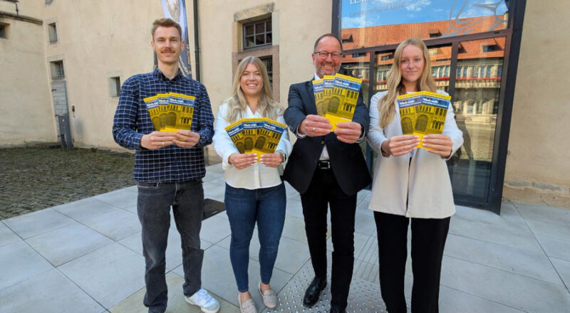Freuen sich schon heute auf den „Tag des offenen Denkmals“ am 14. September, der u.a. auch im Weserrenaissance-Museum Schloss Brake stattfindet: Verbandsvorsteher Jörg Düning-Gast (zweiter von rechts) sowie (von links) Brian Schröder, Lena Schubert und Jana Roloff (Kollegen aus der Infrastrukturabteilung). Foto: LVL