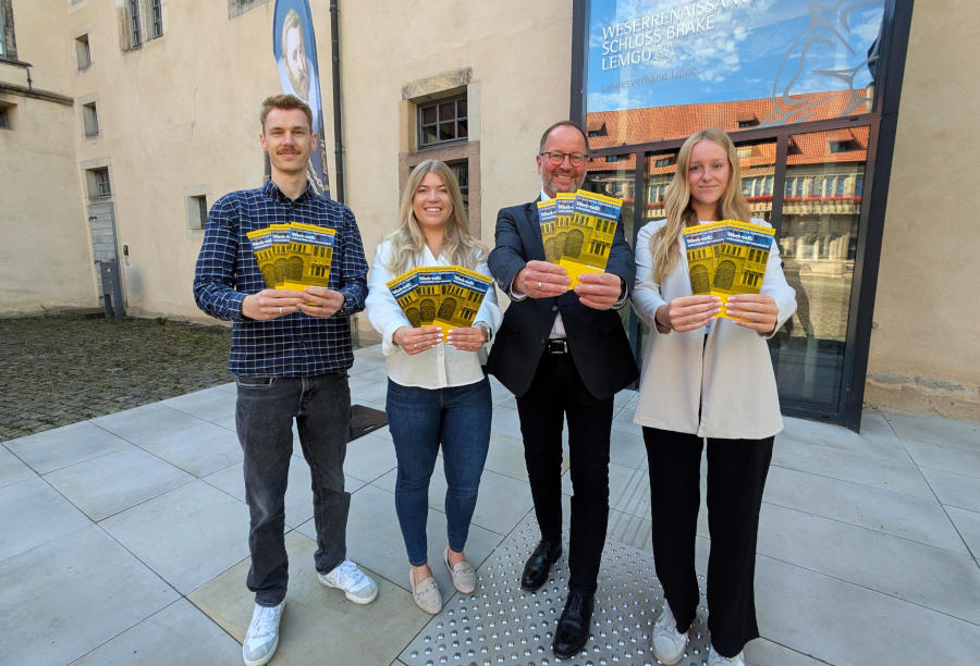Freuen sich schon heute auf den „Tag des offenen Denkmals“ am 14. September, der u.a. auch im Weserrenaissance-Museum Schloss Brake stattfindet: Verbandsvorsteher Jörg Düning-Gast (zweiter von rechts) sowie (von links) Brian Schröder, Lena Schubert und Jana Roloff (Kollegen aus der Infrastrukturabteilung). Foto: LVL