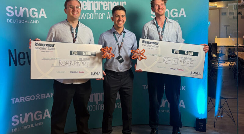Abdulwadoud Alikhwan (Mitte), Marvin Schidlowski (l.) und Mathias Mersch (r.) freuen sich über den dritten Platz und den Publikumspreis beim Rheinpreneur Newcomer Award in Düsseldorf. Foto: TH OWL