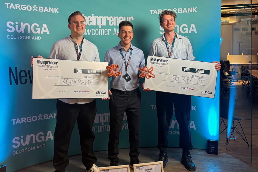 Abdulwadoud Alikhwan (Mitte), Marvin Schidlowski (l.) und Mathias Mersch (r.) freuen sich über den dritten Platz und den Publikumspreis beim Rheinpreneur Newcomer Award in Düsseldorf. Foto: TH OWL