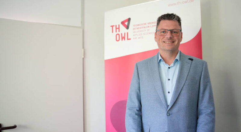 In seiner neuen Rolle als Professor an der TH OWL möchte Johann Jakob Marx (37) seine Leidenschaft für praxisnahe Lehre einbringen und Studierende für den nachhaltigen Holz- und Massivbau begeistern. Foto: TH OWL
