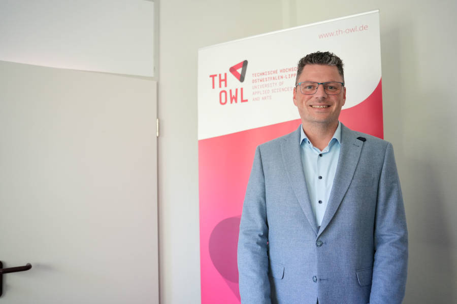 In seiner neuen Rolle als Professor an der TH OWL möchte Johann Jakob Marx (37) seine Leidenschaft für praxisnahe Lehre einbringen und Studierende für den nachhaltigen Holz- und Massivbau begeistern. Foto: TH OWL