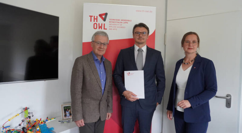Professorin Yvonne-Christin Knepper-Bartel, TH-OWL-Vizepräsidentin für Bildung und Nachhaltigkeit, und Professor Christoph Nolte (l.), Dekan Fachbereich Bauingenieurwesen, freuen sich auf die Zusammenarbeit mit Professor Marcus Lempert. Foto: TH OWL