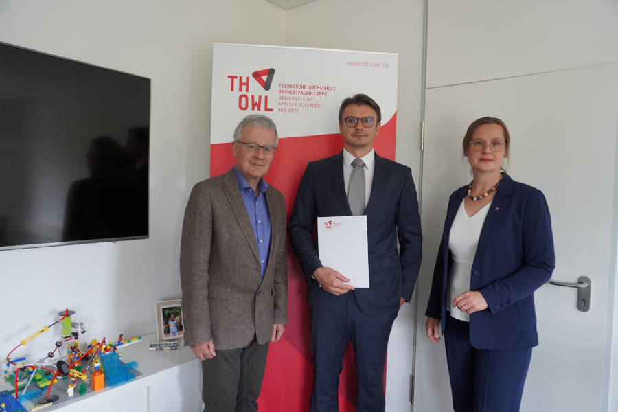 Professorin Yvonne-Christin Knepper-Bartel, TH-OWL-Vizepräsidentin für Bildung und Nachhaltigkeit, und Professor Christoph Nolte (l.), Dekan Fachbereich Bauingenieurwesen, freuen sich auf die Zusammenarbeit mit Professor Marcus Lempert. Foto: TH OWL