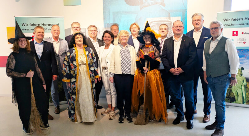 Freuen sich auf das Familienfest am 16. August 2025 zu Füßen des Hermannsdenkmals: Annalena Schaefer (LTM GmbH, von links), Arnd Paas (Vorstandsvorsitzender Sparkasse Paderborn-Detmold-Höxter), Dirk Dankelmann (Vorstand Lippische Landesbrand AG), Klaus Drücker (Vorstandsvorsitzender Sparkasse Lemgo), Cornelia Müller-Hisje (Gästeführerin), Heinrich Hansmeier (Verbundsvolksbank OWL, Regionalleiter Detmold), Eva-Susanne Ellminger (Pressesprecherin Stadtwerke Detmold), Stefan Brüggemann (Leiter Marketing Staatlich Bad Meinberger), Friederike Strate (Brauerei Strate), Günter Weigel (Geschäftsführer LTM GmbH), Birgit Dabbert (LTM GmbH), Dr. Axel Lehmann (Landrat), Benjamin Krentz (Infinity Events GmbH & Co. KG), Arne Brand (Allg. Vertreter des Verbandsvorstehers), Ansgar Käter (Vorstandsvorsitzender Verbundsvolksbank OWL), Thomas Lammering (Verwaltungsvorstand Stadt Detmold). Foto: LVL