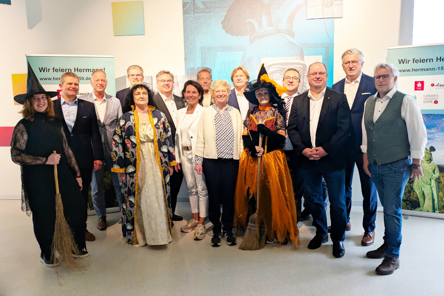 Freuen sich auf das Familienfest am 16. August 2025 zu Füßen des Hermannsdenkmals: Annalena Schaefer (LTM GmbH, von links), Arnd Paas (Vorstandsvorsitzender Sparkasse Paderborn-Detmold-Höxter), Dirk Dankelmann (Vorstand Lippische Landesbrand AG), Klaus Drücker (Vorstandsvorsitzender Sparkasse Lemgo), Cornelia Müller-Hisje (Gästeführerin), Heinrich Hansmeier (Verbundsvolksbank OWL, Regionalleiter Detmold), Eva-Susanne Ellminger (Pressesprecherin Stadtwerke Detmold), Stefan Brüggemann (Leiter Marketing Staatlich Bad Meinberger), Friederike Strate (Brauerei Strate), Günter Weigel (Geschäftsführer LTM GmbH), Birgit Dabbert (LTM GmbH), Dr. Axel Lehmann (Landrat), Benjamin Krentz (Infinity Events GmbH & Co. KG), Arne Brand (Allg. Vertreter des Verbandsvorstehers), Ansgar Käter (Vorstandsvorsitzender Verbundsvolksbank OWL), Thomas Lammering (Verwaltungsvorstand Stadt Detmold). Foto: LVL