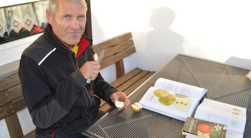 Pomologe Anton Klaus beim Geschmackstest zur Bestimmung einer Apfelsorte. Foto BUND Lemgo