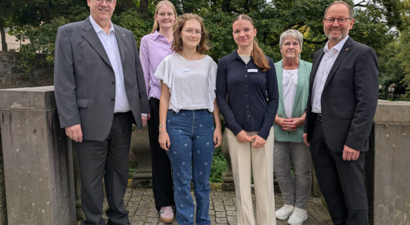 Auszubildende Neele Marleen Schubert (dritte von links) und Vera Sophie Reuß (vierte von links) werden begrüßt vom Fachbereichsleiter Personal & Organisation Andreas Tewes, Ausbilderin Carolina Sonnenberg, Ausbilderin Kornelia Rose und Verbandsvorsteher Jörg Düning-Gast. Foto: Landesverband Lippe