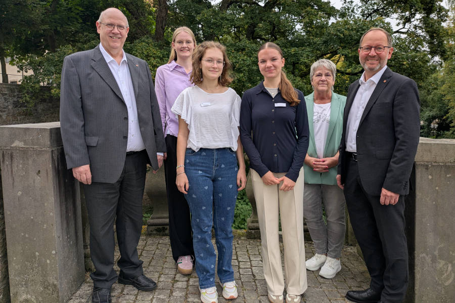 Auszubildende Neele Marleen Schubert (dritte von links) und Vera Sophie Reuß (vierte von links) werden begrüßt vom Fachbereichsleiter Personal & Organisation Andreas Tewes, Ausbilderin Carolina Sonnenberg, Ausbilderin Kornelia Rose und Verbandsvorsteher Jörg Düning-Gast. Foto: Landesverband Lippe