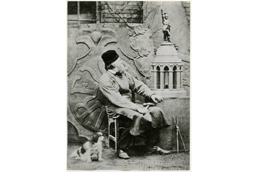 Ernst von Bandel mit dem Modell des Hermannsdenkmals, um 1870. Quelle: Lippische Landesbibliothek