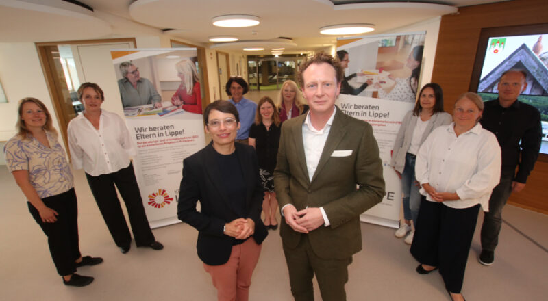 Olaf Peterschröder (Verwaltungsvorstand Kreis Lippe) begrüßt NRW-Familienministerin Josefine Paul, die sich gemeinsam mit (hinten von links) Sandra Dezort (Fachberaterin „kinderstark“ beim LWL), Nina Schadt (Referentin Familienministerium NRW), Ulrike Glathe (Leiterin Fachbereich Jugend und Familie), Simone Ackermann (Leiterin Fachgebiet Teilhabe und Netzwerke), Monika Hahn (Familienfreundlicher Kreis und Frühe Hilfen), Martina Fieseler (Leiterin Fachgebiet Kinderschutz – Beratung und Prävention), Britta Grebe (Teamleiterin Familienfreundlicher Kreis und Frühe Hilfen) und Andreas Lappe (Koordinator Schulsozialarbeit Kreis Lippe) über die Arbeit des Kreises Lippe informiert. Foto: Kreis Lippe