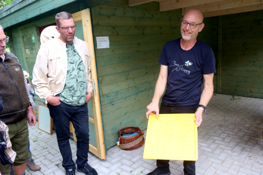 Guido Letmathe zeigt die gelbe Platte, auf der der Kot der Bielnen gesammelt wird, um ihn nach Milben anzusuchen. Foto: Thomas Dohna