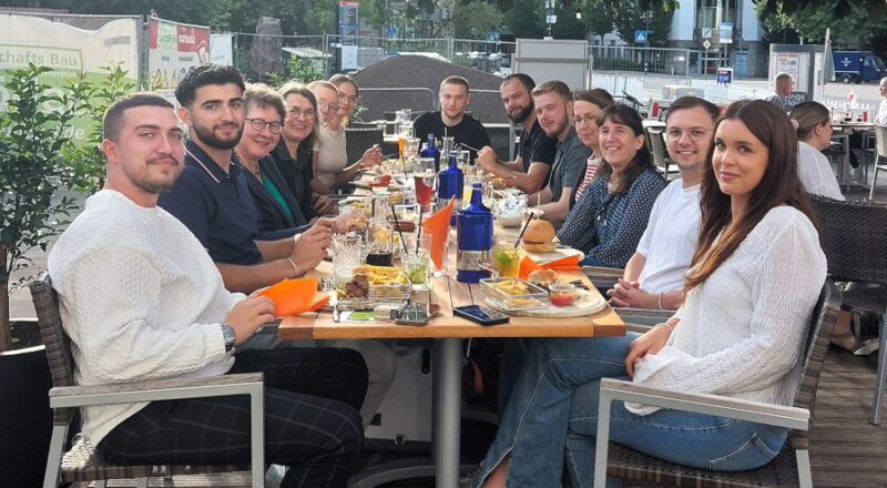 Das Team des CAL feierte mit den Absolventen in lockerer Runde den erfolgreichen Ausbildungsabschluss. Foto: Chance Ausbildung Lippe
