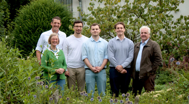 Marie Luise Asemissen (links vorn), Hans Christian Asemissen (links hinten), Rouven Diekman, Nils Geigl, Fynn Poier und Germann Graf von der Schulenburg stellten das Wahlprogramm der FDP für die Kommunalwahl 2025 im September vor. Foto: Thomas Dohna