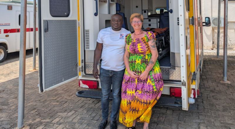 Friederike Saueressig und Richard Aboagye, Geschäftsführer des Frimpong-Boateng Medical Centers, stehen vor dem RTW, den die Notfallsanitäterin des Kreises in Lippe selbst gefahren ist. Foto: Marcus Saueressig