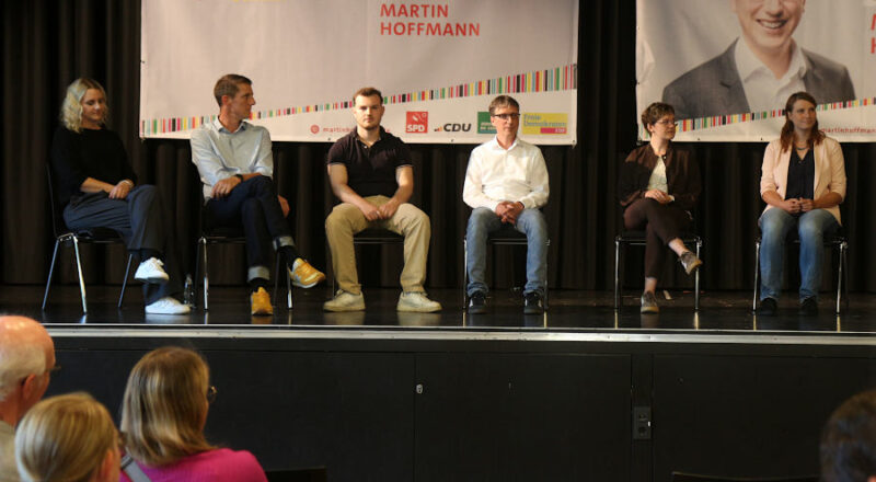 Jennifer Hohberger (CDU), Hans Christian Asemissen (FDP), Nils Geigl (FDP), Bürgermeister Martin Hofmann, Ann-Kathrin Sonntag (Bündnis 90/Grüne) und Susan Gottwald (Bündnis 90/Grüne) (von links) bei der Podiumsdiskussion in der Mensa der Felix Fechenbach Gesamtschule. Foto: Edeltraud Dombert