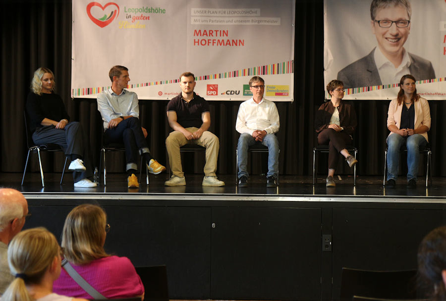 Jennifer Hohberger (CDU), Hans Christian Asemissen (FDP), Nils Geigl (FDP), Bürgermeister Martin Hofmann, Ann-Kathrin Sonntag (Bündnis 90/Grüne) und Susan Gottwald (Bündnis 90/Grüne) (von links) bei der Podiumsdiskussion in der Mensa der Felix Fechenbach Gesamtschule. Foto: Edeltraud Dombert