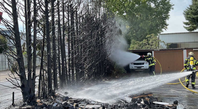An der Alleestraße haben diese Hecke und daran aufgestapelte Paletten gebrannt. Foto: Freiwillige Feuerwehr Leopoldshöhe
