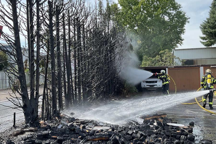 An der Alleestraße haben diese Hecke und daran aufgestapelte Paletten gebrannt. Foto: Freiwillige Feuerwehr Leopoldshöhe