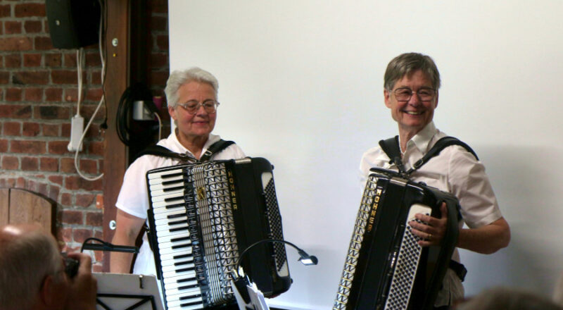 Claudia Albri und Annelise Tank gaben auf dem Heimathof ein Konzert. Foto: Edeltraud Dombert