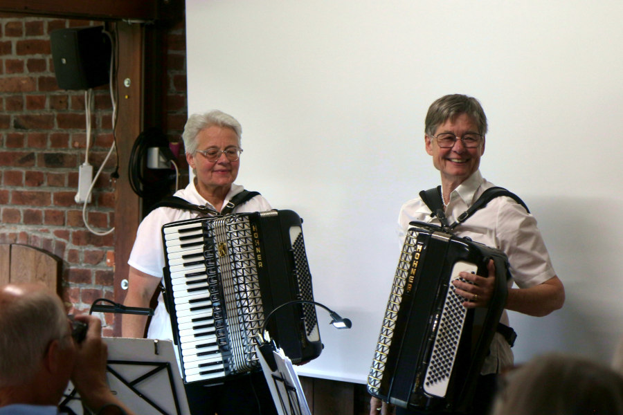 Claudia Albri und Annelise Tank gaben auf dem Heimathof ein Konzert. Foto: Edeltraud Dombert