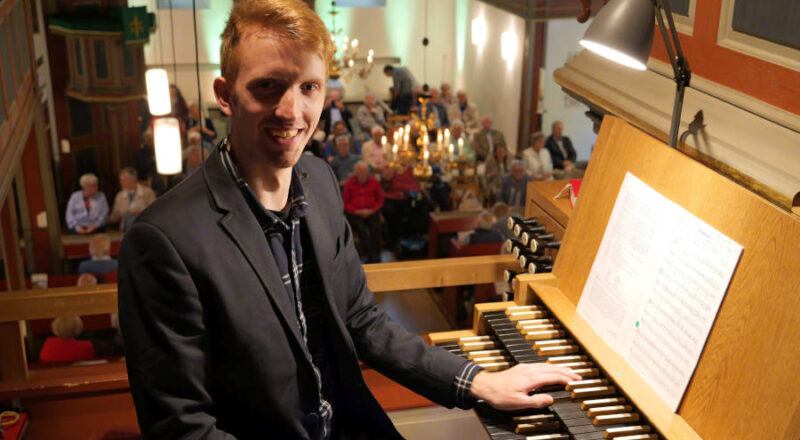 Ausklang des Lippischen Orgelsommers in Bergkirchen. Leon Frederic Kleemeier brilliert an der Orgel mit Werken aus fünf Jahrhunderten. Foto: Lippische Landeskirche