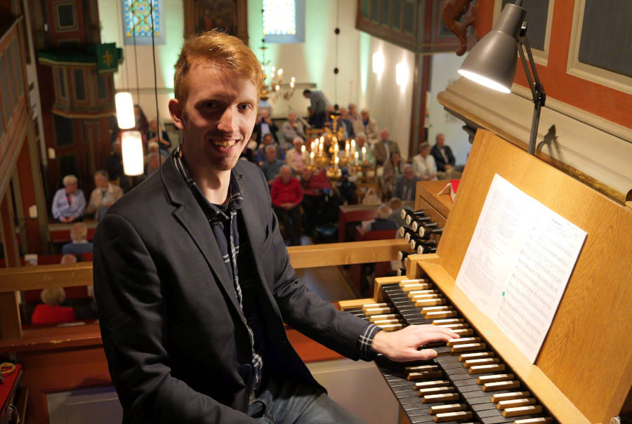 Ausklang des Lippischen Orgelsommers in Bergkirchen. Leon Frederic Kleemeier brilliert an der Orgel mit Werken aus fünf Jahrhunderten. Foto: Lippische Landeskirche