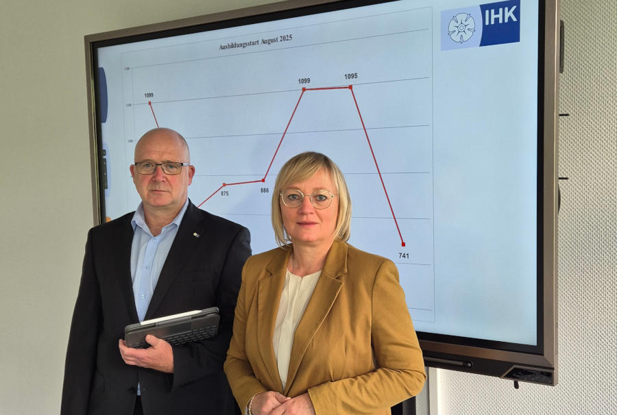 Sorgenvoller Blick auf die allgemeine Lage der Ausbildung in Lippe. Svenja Jochens, IHK-Hauptgeschäftsführerin und Martin Raithel, IHK-Abteilungsleiter für Aus- und Weiterbildung / Fachkräfte fassen die Gesamtlage der Ausbildung zusammen und beziehen klar Stellung. Foto: IHK Lippe